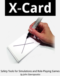 Рука рисует крестик на листе бумаги. X-Card