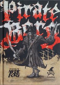Скелет в пиратской шляпе (с черепом и костями) держит в руках окровавленный нож и пистолет. На фоне корабль и бело-красные буквы Pirate Borg, будто испачканные кровью.